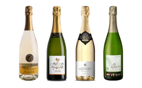 Quatre bouteilles de Clairette de Die, dont une cuvée blanche et trois en bouteilles vertes, prêtes à être dégustées.
