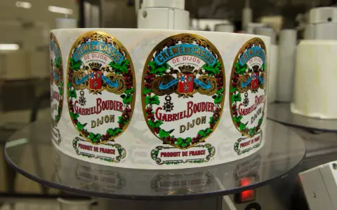 Étiquette de crème de cassis Gabriel Boudier Dijon, en rouleau.