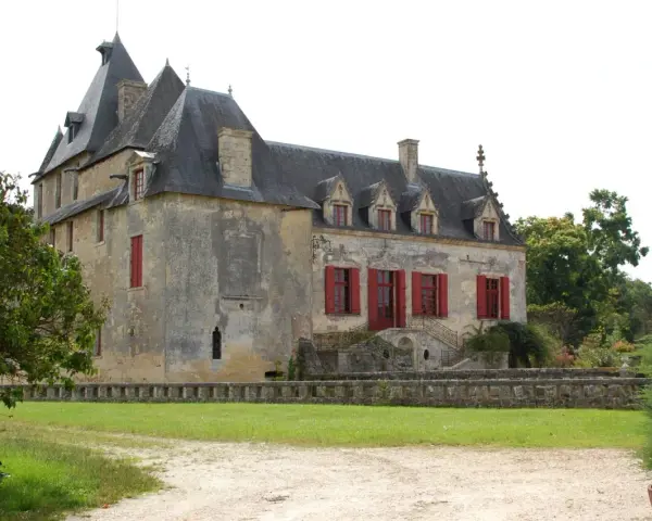 Le **château Olivier**, une bâtisse de pierre aux volets rouges, se dresse fièrement entouré de verdure.