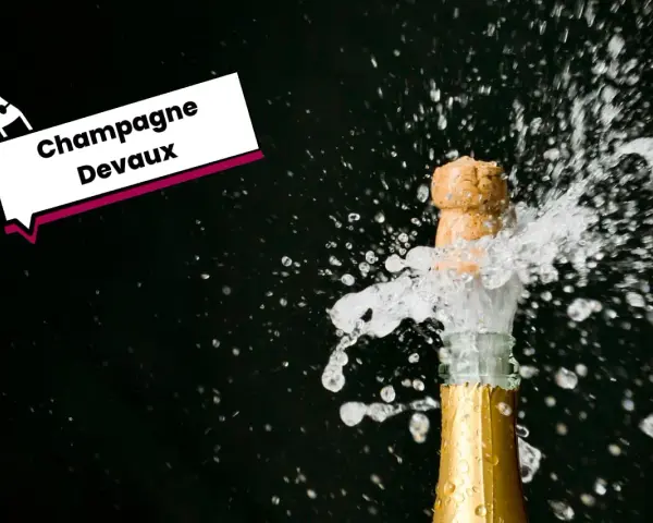 Bouchon de champagne Devaux jaillissant avec des éclaboussures.