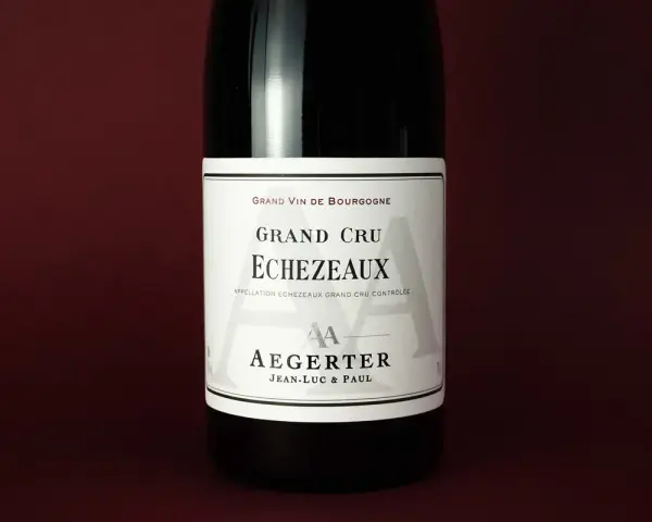 Bouteille de Grand Cru Echezeaux, un vin de Bourgogne de la maison Aegerter.