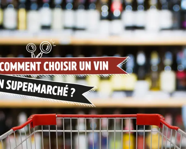 Le savour club vous aide à choisir un vin en supermarché. Une sélection de bouteilles floues en arrière-plan.