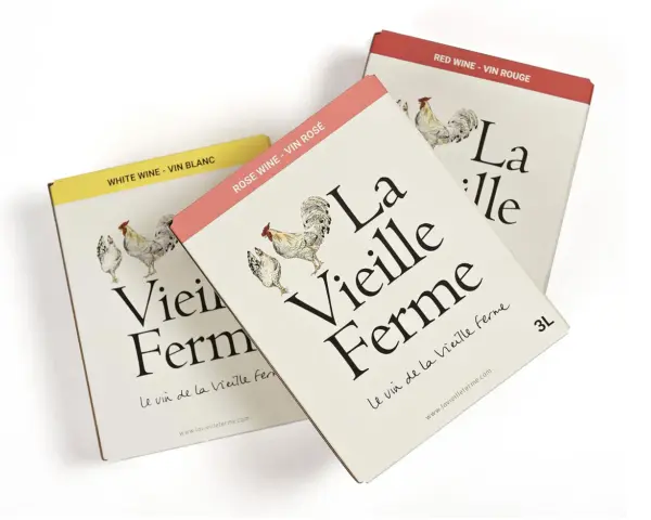 Trois cartons de vin "La Vieille Ferme" (blanc, rosé, rouge) avec des illustrations de poules.