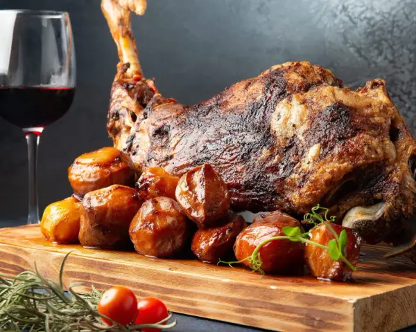 Gigot d'agneau rôti, pommes de terre grenaille et un verre de vin rouge. La question est : que boire avec un gigot d'agneau ?