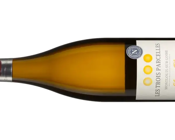 Bouteille de Chenin Blanc "Les Trois Parcelles". Pour savoir si un vin blanc est sec, regardez l'étiquette : "Complices de Loire" suggère un vin sec.