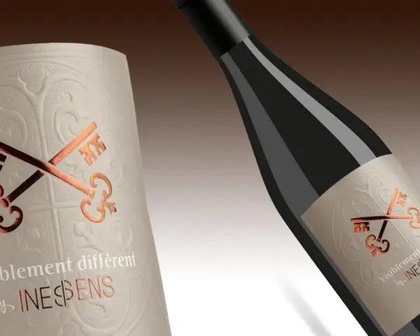 Bouteille de vin avec étiquette ornée de clés croisées, évoquant le pays d'Oc. "Visiblement différent" par INES&SENS.