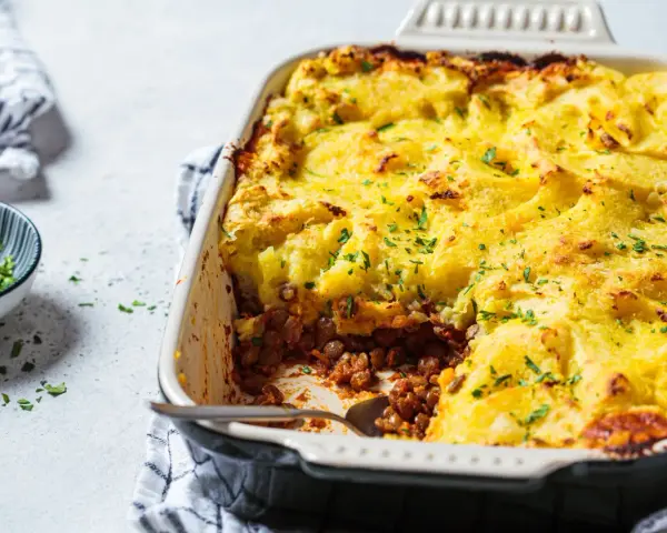 Parmentier de canard, un plat réconfortant. Quel vin avec parmentier de canard ? Un rouge fruité comme un Pinot Noir serait parfait.