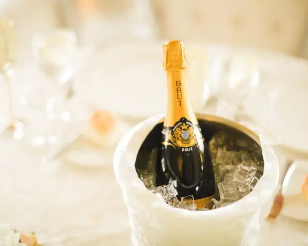 Bouteille de champagne Cattier Brut dans un seau à glace, prête pour une dégustation. Avis positif garanti !