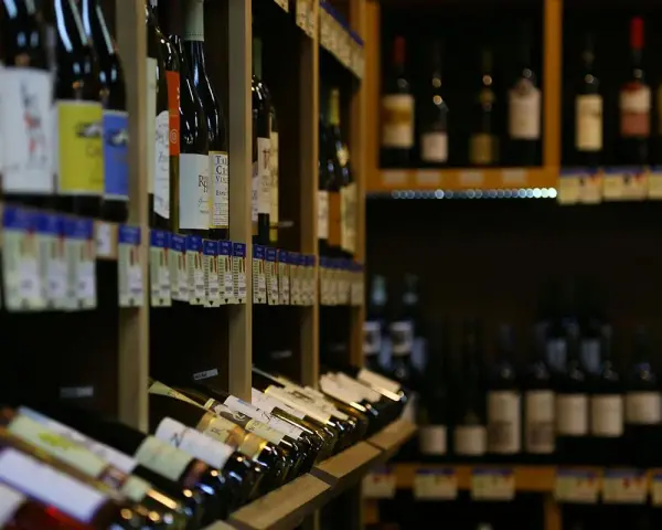 Rayons de bouteilles de vin, prêtes pour la foire aux vins. Des étiquettes colorées et des prix invitent à la dégustation.