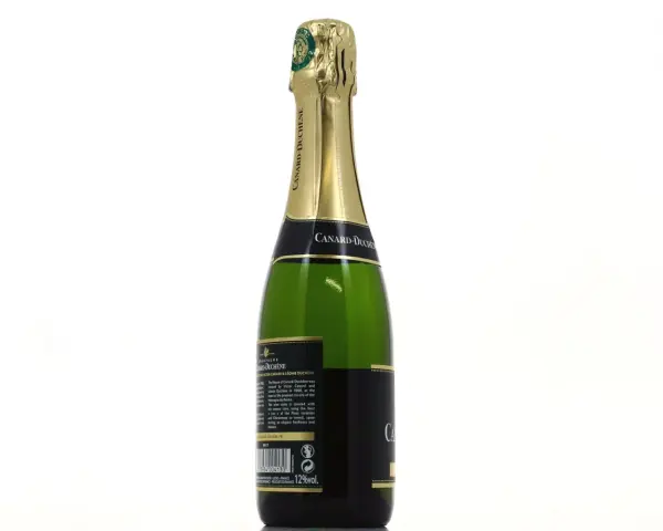 Bouteille de champagne vert Canard-Duchêne avec étiquette noire et dorée, sur fond blanc.