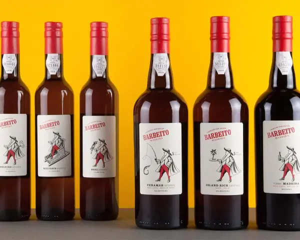 Six bouteilles de madère alcool Barbeito, avec des étiquettes illustrant des scènes traditionnelles de l'île.