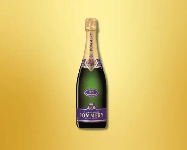 Bouteille de champagne Pommery Brut Royal, le champagne le plus vendu au monde, sur fond doré.