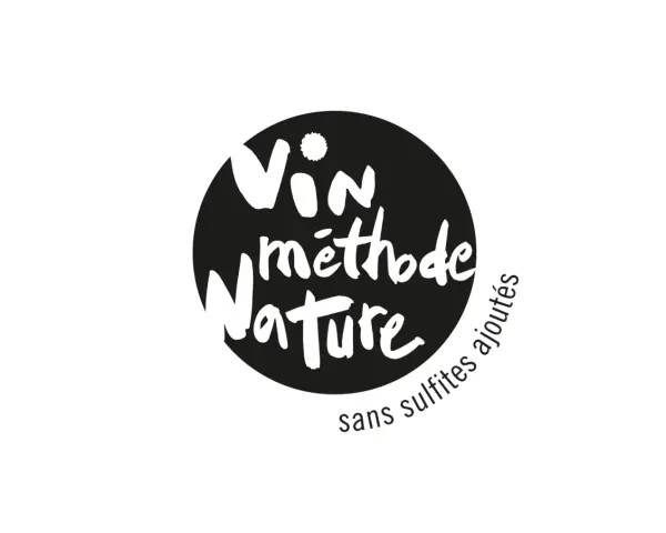 Logo noir et blanc : "Vin méthode Nature" dans un cercle, avec "sans sulfites ajoutés" en arc de cercle.