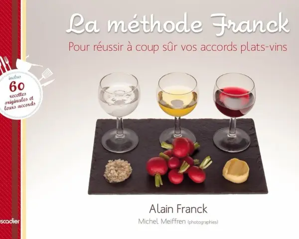 Trois verres de vin (blanc, jaune, rouge) et des mets sur une ardoise, illustrant la méthode Franck pour des accords mets et vin réussis.