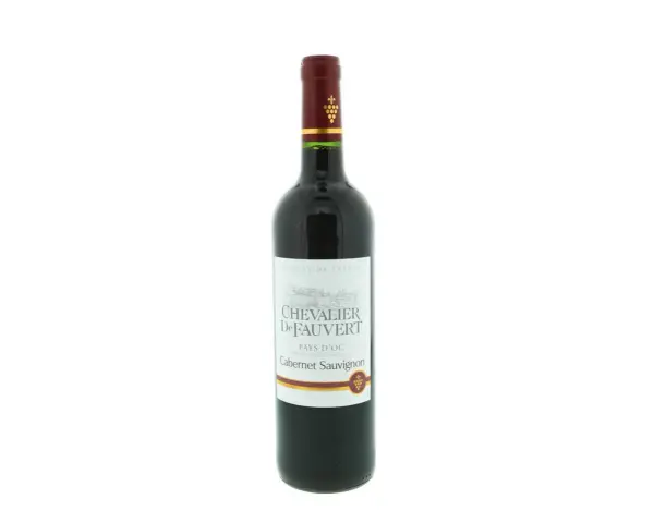 Bouteille de vin rouge, un **cabernet sauvignon** fruité de France, étiquette Chevalier De Fauvert, Pays d'Oc.