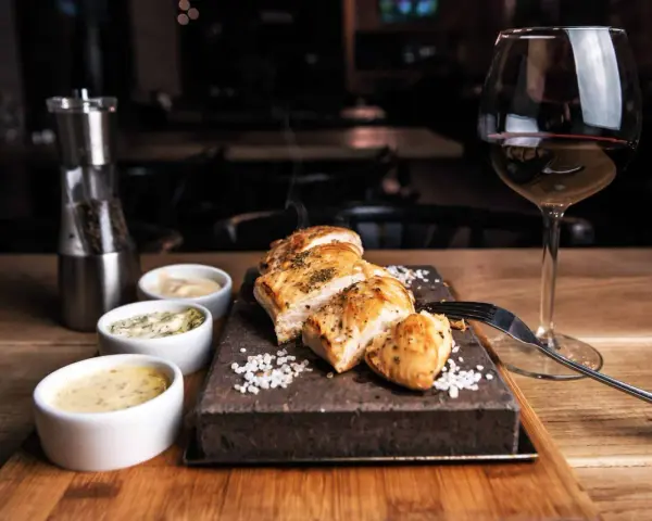 Un plat de viande blanche savoureux, servi avec trois sauces et un verre de vin rouge. La question est : quel vin avec viande blanche ?