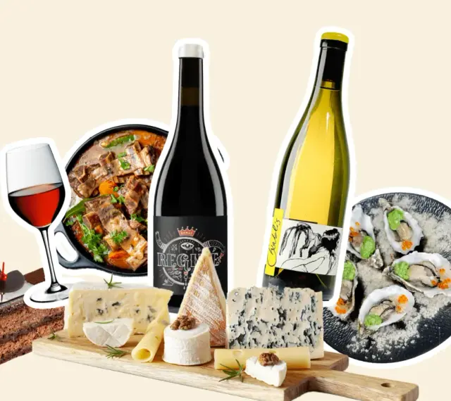 Un festin visuel : un plat mijoté, des huîtres, un gâteau au chocolat, des fromages variés et des bouteilles de vin. Un parfait accord mets vins.