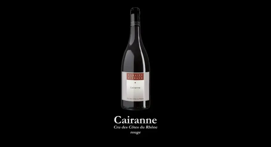 Bouteille de vin rouge Cairanne du Domaine Richaud, cru des Côtes du Rhône.