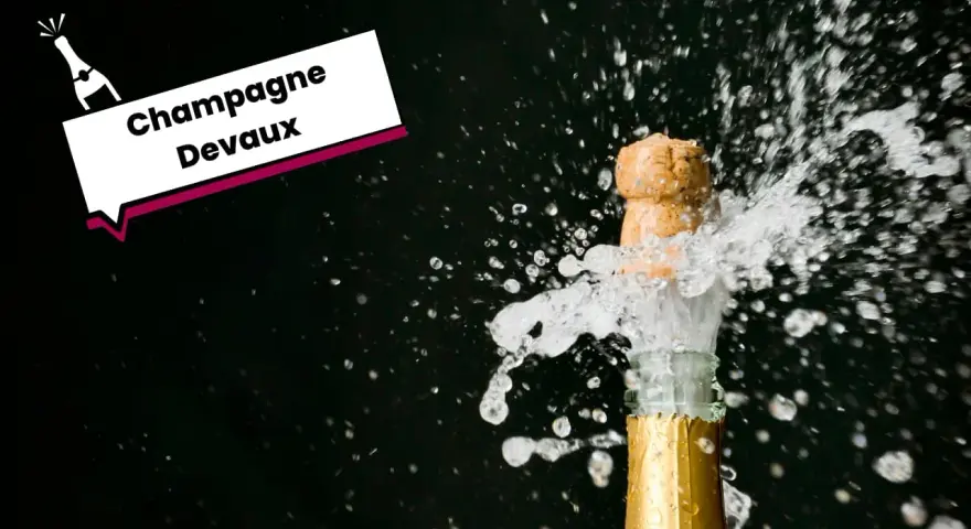 Bouchon de champagne Devaux jaillissant avec des éclaboussures.