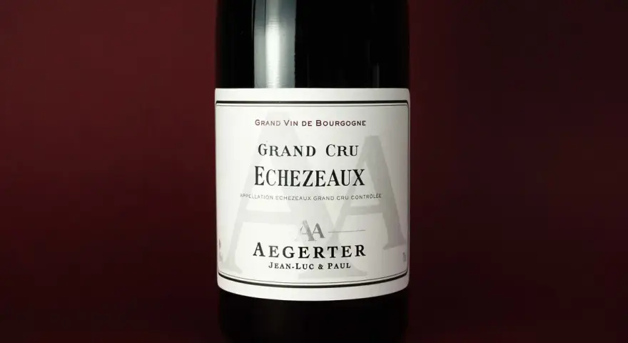 Bouteille de Grand Cru Echezeaux, un vin de Bourgogne de la maison Aegerter.