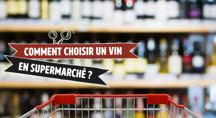 Le savour club vous aide à choisir un vin en supermarché. Une sélection de bouteilles floues en arrière-plan.