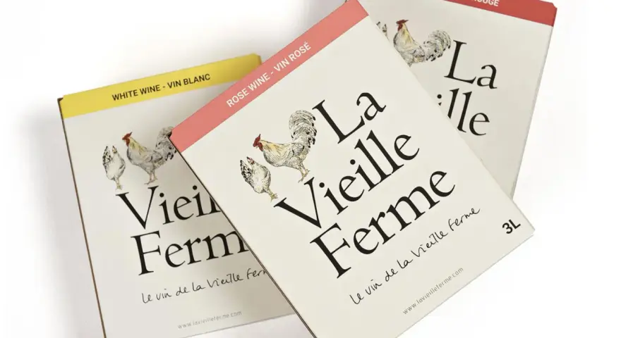 Trois cartons de vin "La Vieille Ferme" (blanc, rosé, rouge) avec des illustrations de poules.