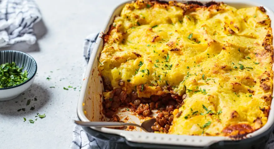Parmentier de canard, un plat réconfortant. Quel vin avec parmentier de canard ? Un rouge fruité comme un Pinot Noir serait parfait.