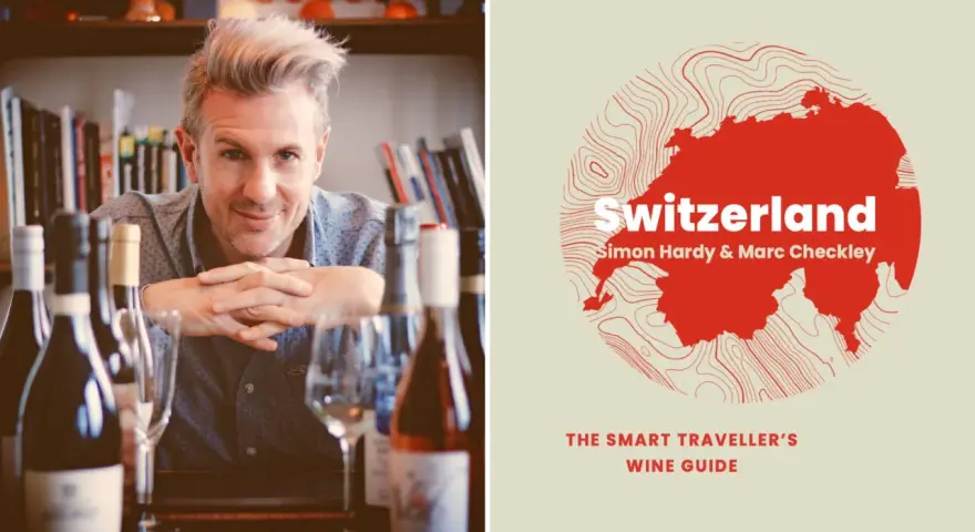 Un homme souriant pose devant des bouteilles de vin, à côté d'une carte de la Suisse stylisée, annonçant un guide sur le vin suisse.