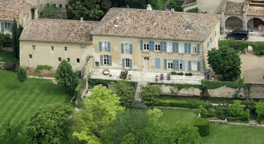 Vue aérienne du domaine du Canadel à Brignoles, propriété de Brad Pitt. Belle demeure provençale avec jardin verdoyant.