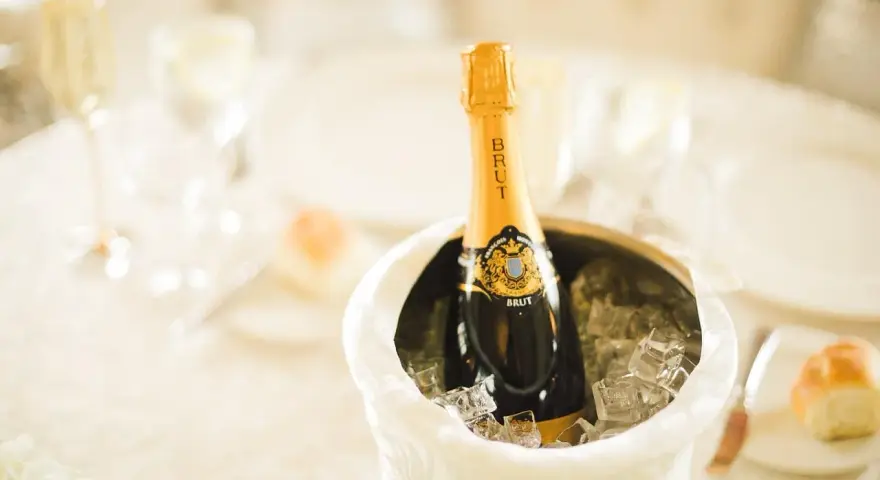 Bouteille de champagne Cattier Brut dans un seau à glace, prête pour une dégustation. Avis positif garanti !