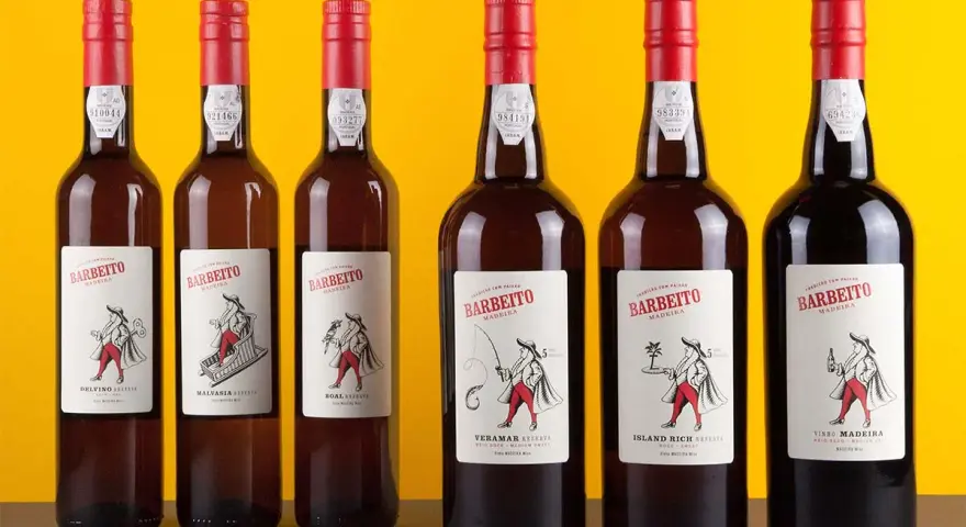 Six bouteilles de madère alcool Barbeito, avec des étiquettes illustrant des scènes traditionnelles de l'île.