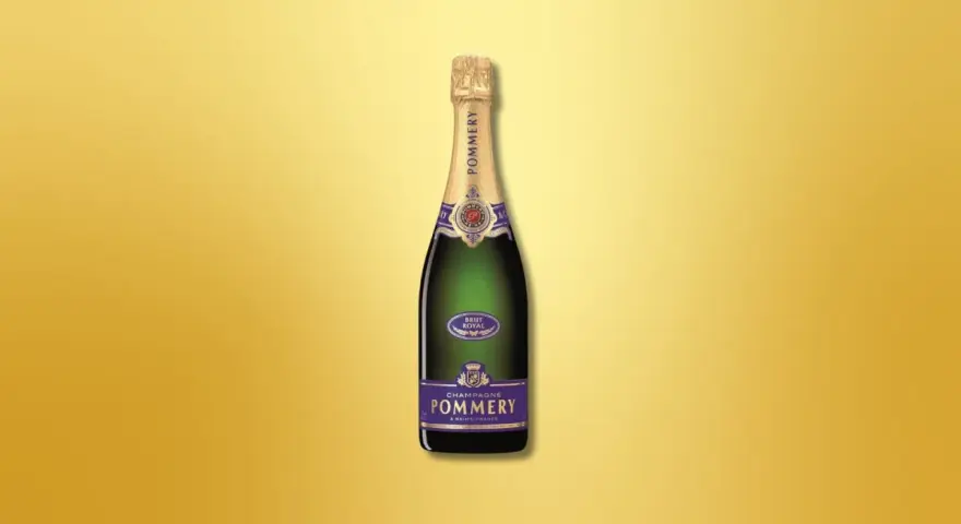 Bouteille de champagne Pommery Brut Royal, le champagne le plus vendu au monde, sur fond doré.