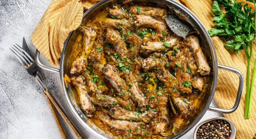 Un plat de poularde mijotée, garnie d'herbes fraîches. Quel vin avec une poularde ? Un blanc sec ou un rouge léger serait parfait.
