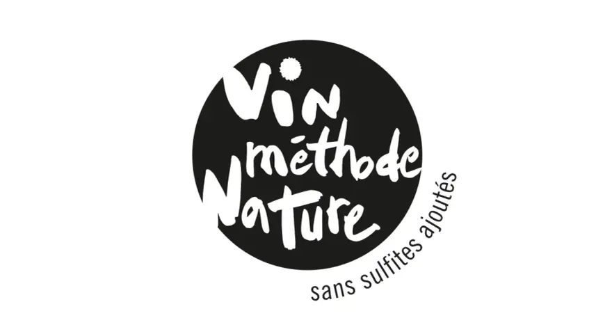 Logo noir et blanc : "Vin méthode Nature" dans un cercle, avec "sans sulfites ajoutés" en arc de cercle.
