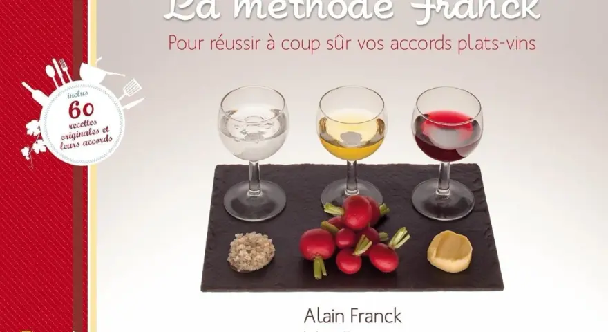 Trois verres de vin (blanc, jaune, rouge) et des mets sur une ardoise, illustrant la méthode Franck pour des accords mets et vin réussis.