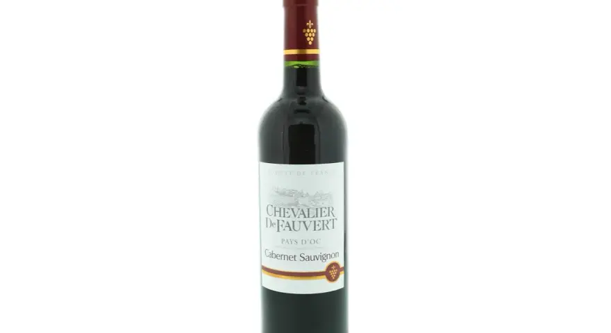 Bouteille de vin rouge, un **cabernet sauvignon** fruité de France, étiquette Chevalier De Fauvert, Pays d'Oc.