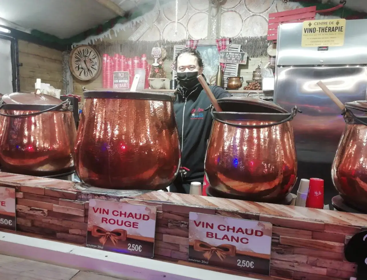 Grandes marmites de vin chaud pour 50 personnes, pr&ecirc;tes &agrave; r&eacute;chauffer les visiteurs d'un march&eacute; de No&euml;l.