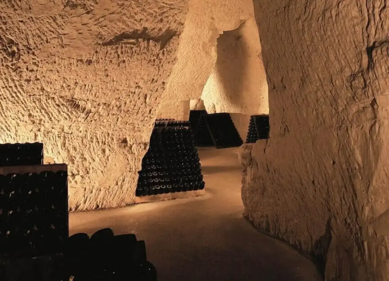 Cave de vieillissement Taittinger, avec des bouteilles de champagne en attente. Un avis sur le champagne Taittinger est souvent li&eacute; &agrave; cette image.