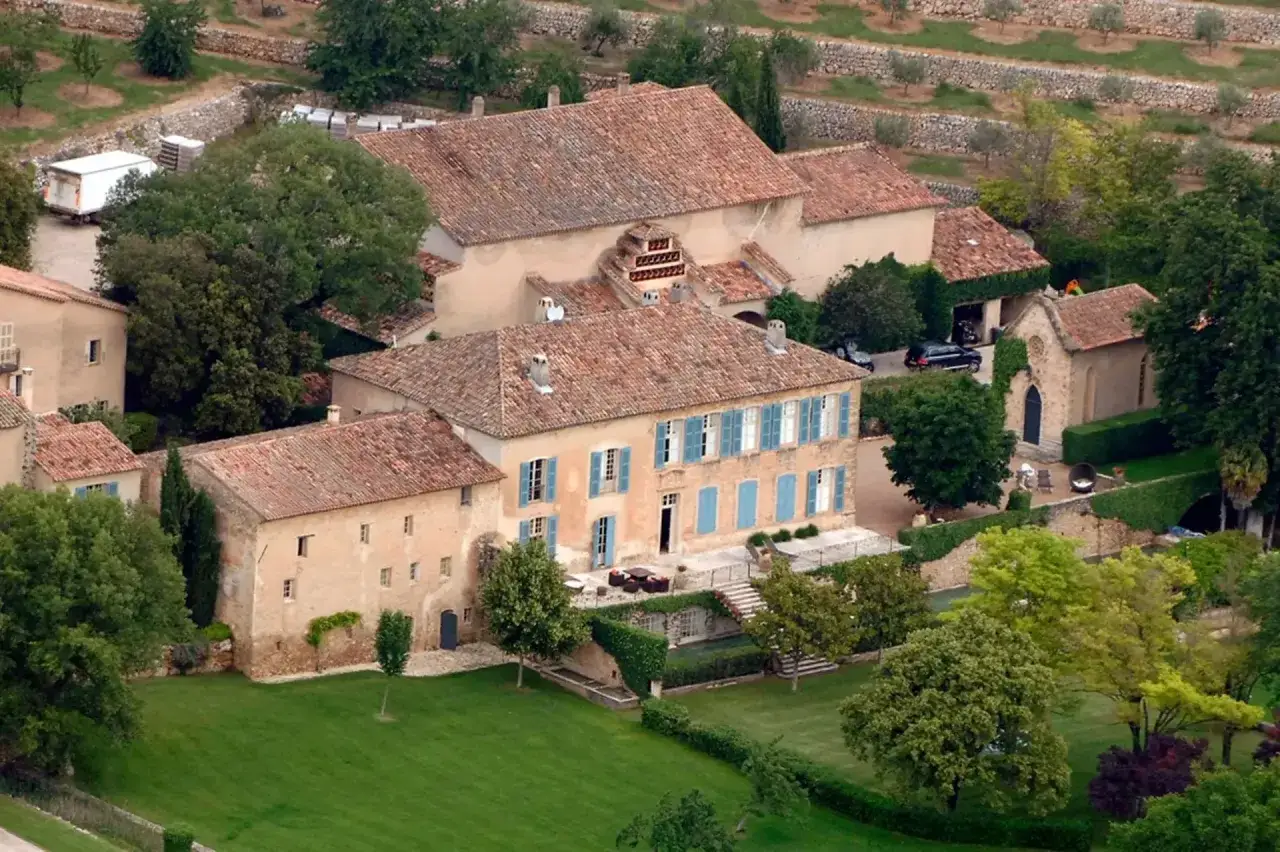 Vue a&eacute;rienne du Domaine du Canadel &agrave; Brignoles, propri&eacute;t&eacute; de Brad Pitt. Un grand corps de ferme proven&ccedil;al avec ses tuiles ocres et ses volets bleus.