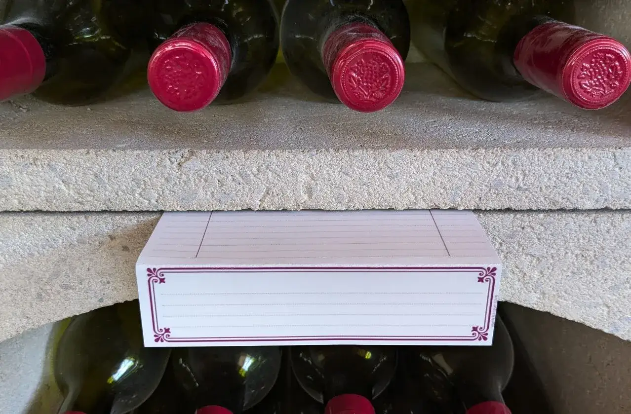 Bouteilles de le bon vin dans une cave, avec une &eacute;tiquette vierge pr&ecirc;te &agrave; &ecirc;tre remplie.