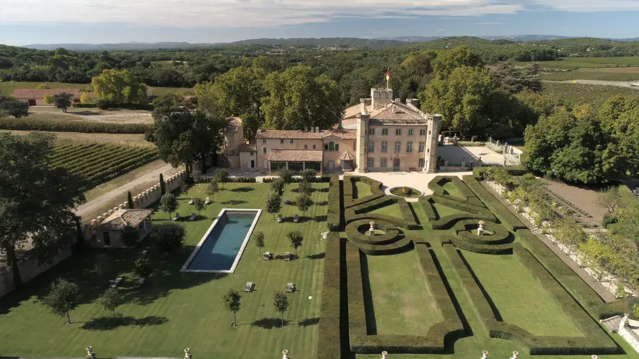 Vue a&eacute;rienne du ch&acirc;teau de Beaulieu, un lieu qui aurait pu accueillir Nicolas Sarkozy, avec sa piscine, ses jardins &agrave; la fran&ccedil;aise et ses vignobles.