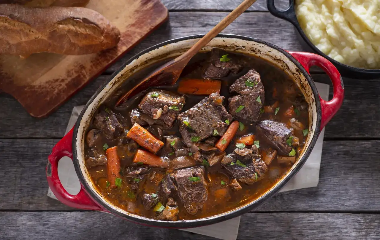 Un plat mijot&eacute; de b&oelig;uf en sauce, avec carottes et champignons, parfait pour un civet au vin. Accompagn&eacute; de pur&eacute;e et de pain.