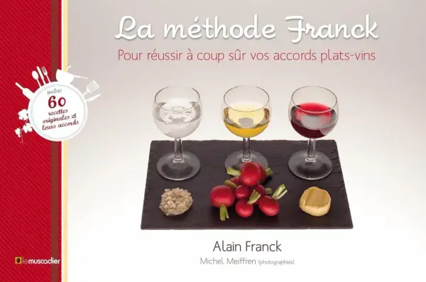 Trois verres de vin (blanc, jaune, rouge) et des mets sur une ardoise, illustrant la méthode Franck pour des accords mets et vin réussis.