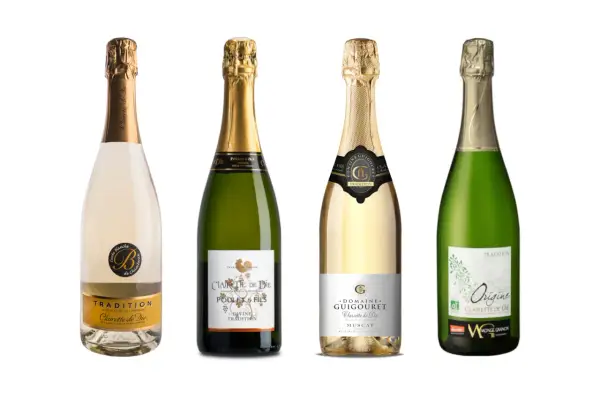 Quatre bouteilles de Clairette de Die, dont une cuvée blanche et trois en bouteilles vertes, prêtes à être dégustées.
