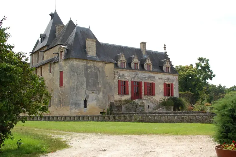 Le **château Olivier**, une bâtisse de pierre aux volets rouges, se dresse fièrement entouré de verdure.